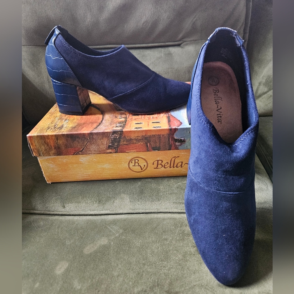 Wide Navy Bella Vita Caraway shooties